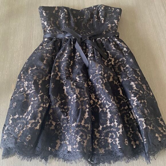 Neiman Marcus Target Robert
Rodriguez Black Lace Strapless Formal
Dress Size 2 - Picture 7 of 12